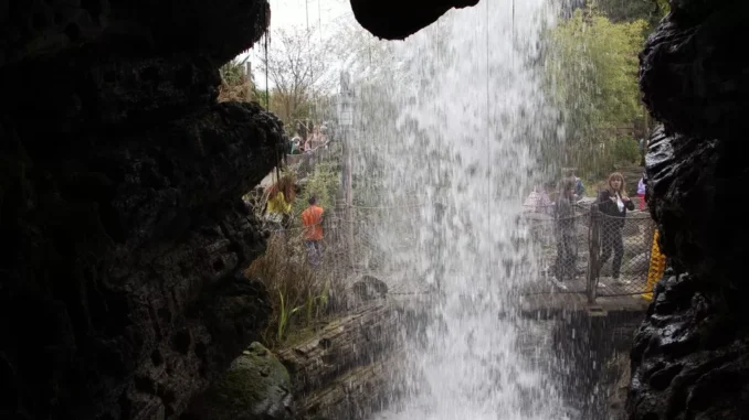 Adventure Isle quiet waterfalls and calm hidden pathways at Disneyland Paris